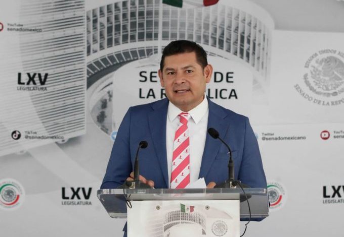 Alejandro Armenta va por candidatura al gobierno de Puebla