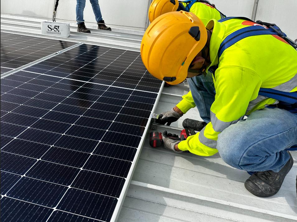 Instalar paneles solares sin rieles, una realidad posible gracias a S-5! que reduce costos y peso contra montaje tradicional